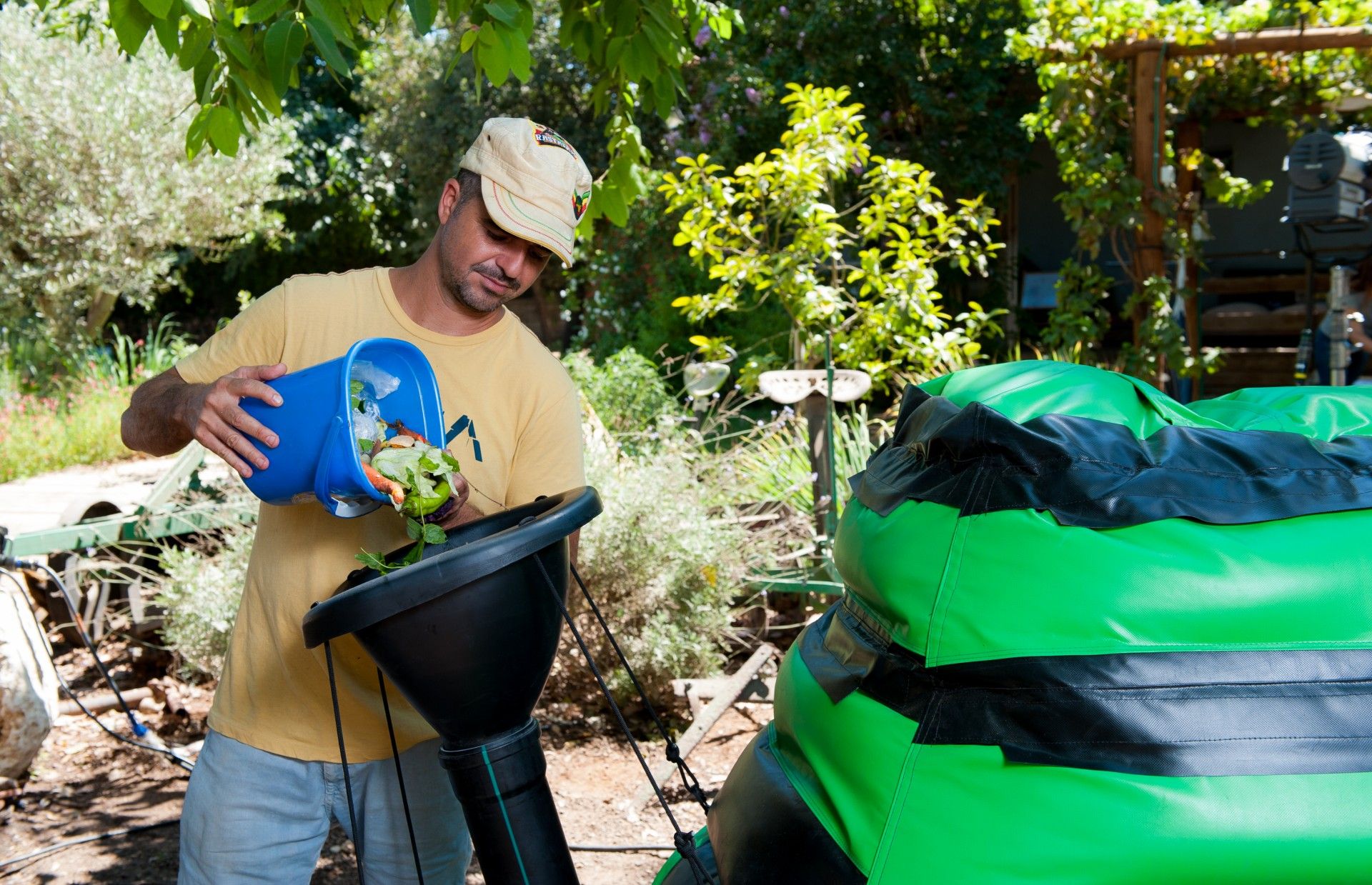 Throwing food leftovers to Homebiogas system