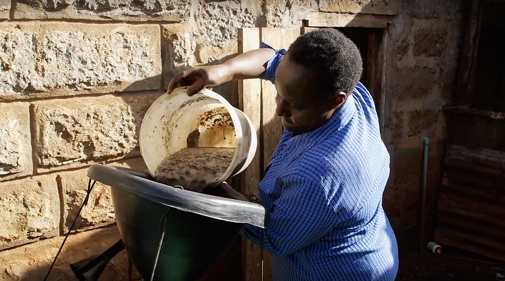 Filling the appliance sink with animal manure slurry